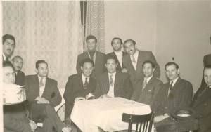 فارغ التحصیلان دانشکده ادبیات ـ محمد امین ریاحی و عبدالحسین زرین کوب کنار هم دیده می شوند. فارغ التحصیلان دانشکده ادبیات ـ محمد امین ریاحی و عبدالحسین زرین کوب کنار هم دیده می شوند.