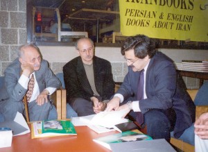 بهار 1373 دانشگاه ویلونوا ـ از چپ : عبدالحسین زرین کوب ـ بیژن اسدی پور و علی بنوعزیزی بهار 1373 دانشگاه ویلونوا ـ از چپ : عبدالحسین زرین کوب ـ بیژن اسدی پور و علی بنوعزیزی